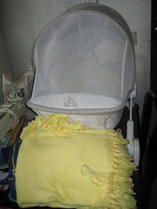 Vendo silla mesedora de bebe cobijita y trajesito