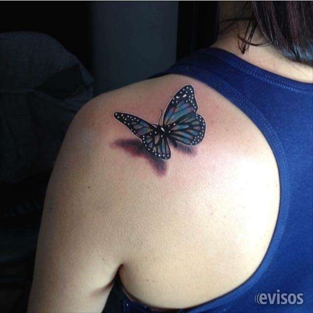 Una hermosa mariposa para el hombro, con una sombra realista.